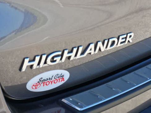 Used 2018 Toyota Highlander XLE FWD image 11
