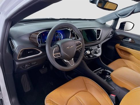 Used 2023 Chrysler Pacifica Pinnacle image 3