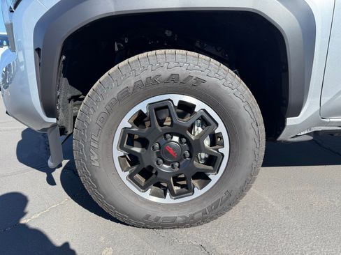 Used 2025 Toyota Tacoma TRD Off-Road w/ TRD Off Road Upgrade Package AWD/4WD image 10