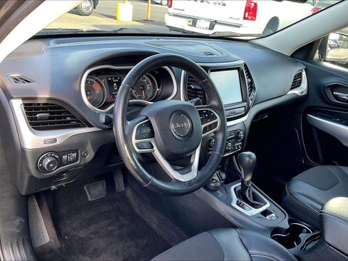 Used 2018 Jeep Cherokee Latitude Plus w/ Comfort/Convenience Group image 13