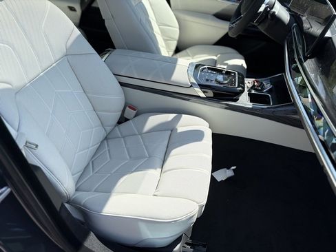 Used 2025 BMW 760i xDrive w/ Luxury Rear Seating Package image 25