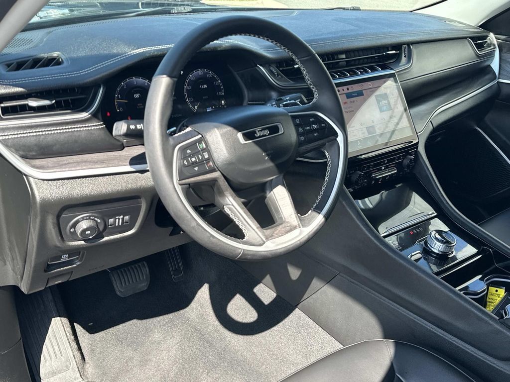 Used 2023 Jeep Grand Cherokee Limited AWD/4WD image 2