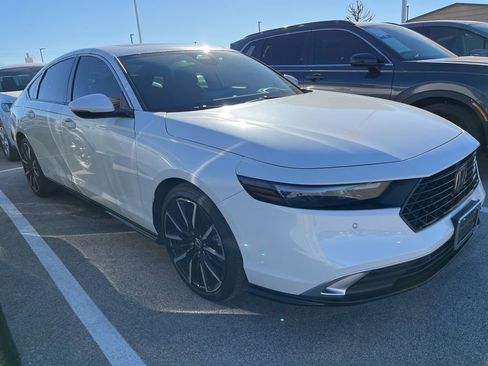 Used 2023 Honda Accord Touring image 2