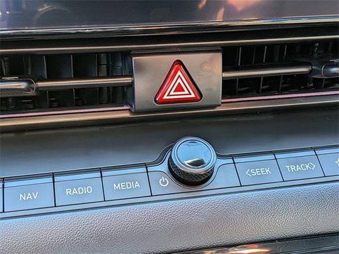 Used 2025 Hyundai Elantra SEL image 22