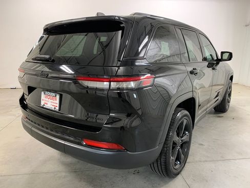 Used 2023 Jeep Grand Cherokee Limited w/ Black Appearance Package AWD/4WD image 28