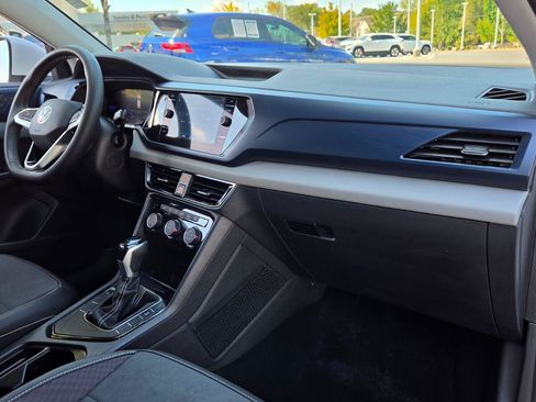 Used 2023 Volkswagen Taos SE w/ Panoramic Sunroof Package FWD image 49