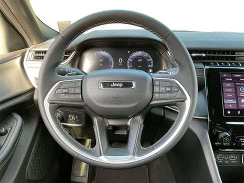 New 2025 Jeep Grand Cherokee Laredo image 17