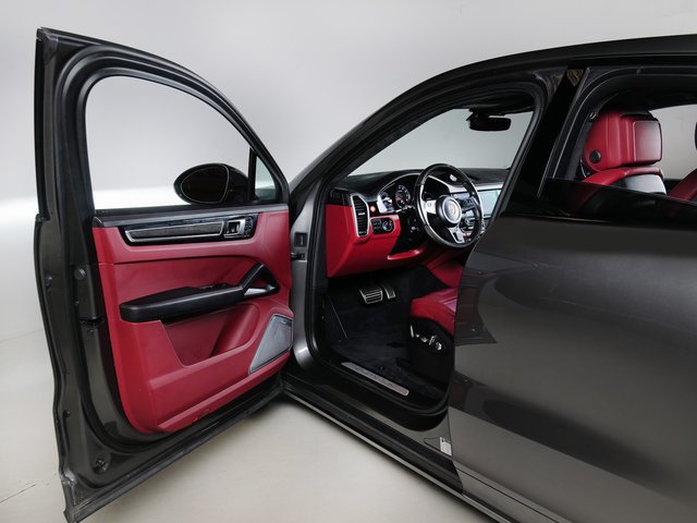 Used 2020 Porsche Cayenne Turbo AWD/4WD image 25