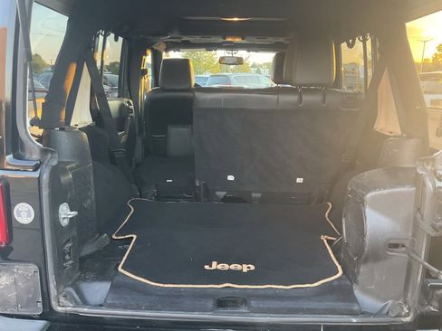 Used 2014 Jeep Wrangler Unlimited Sahara image 25