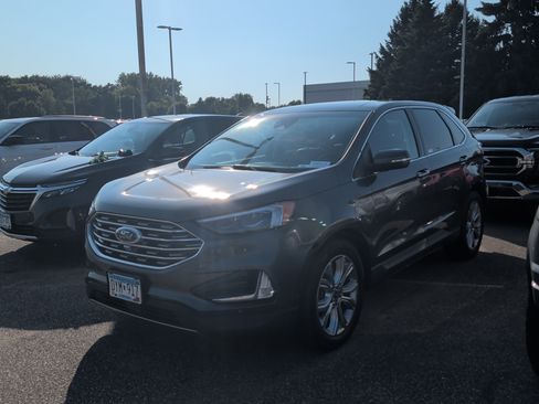 Used 2019 Ford Edge Titanium w/ Equipment Group 301A AWD/4WD image 2