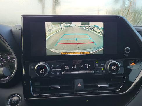 Used 2023 Toyota Highlander XLE FWD image 27