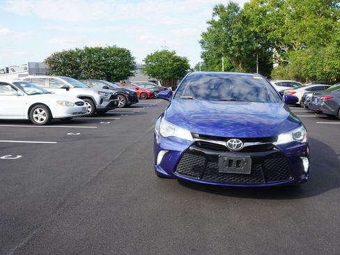 Used 2016 Toyota Camry SE w/ Moonroof Package FWD image 2