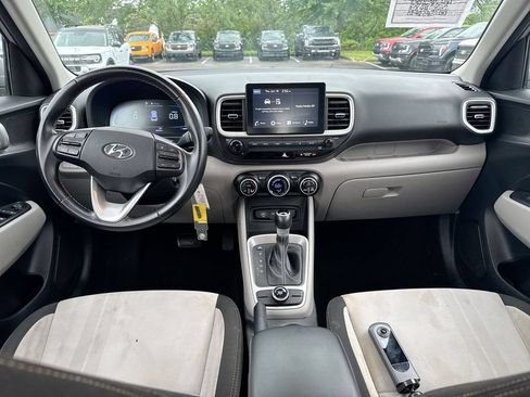Used 2023 Hyundai Venue SEL FWD image 10