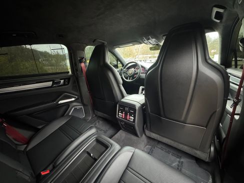 Used 2022 Porsche Cayenne Turbo GT image 34