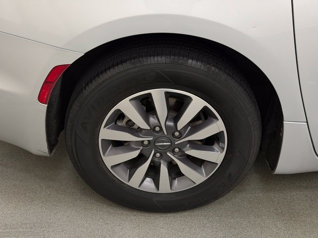 Used 2024 Chrysler Pacifica Limited FWD image 24
