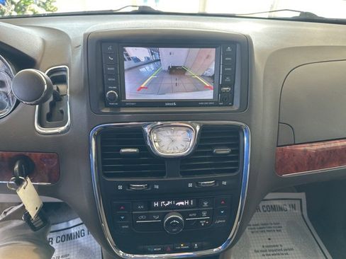 Used 2016 Chrysler Town & Country Touring image 11