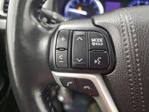 Used 2018 Toyota Highlander SE image 18