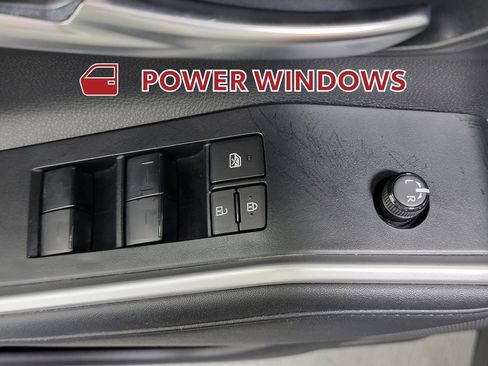 Used 2023 Toyota Highlander XLE AWD/4WD image 29