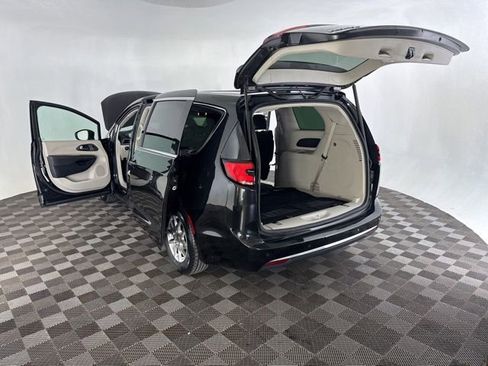 Used 2023 Chrysler Pacifica Touring-L FWD image 20