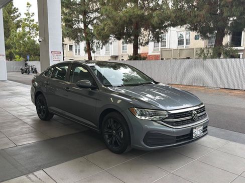 Certified 2023 Volkswagen Jetta SE w/ Panoramic Sunroof Package FWD image 7