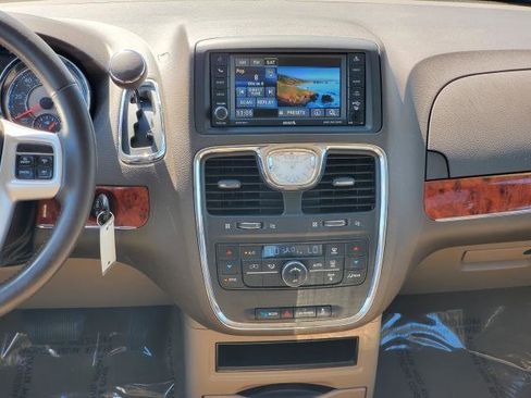 Used 2015 Chrysler Town & Country Touring FWD image 22
