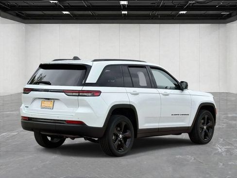 Used 2023 Jeep Grand Cherokee Altitude AWD/4WD image 5