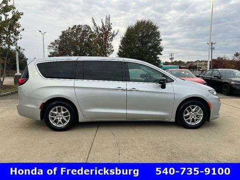 Used 2024 Chrysler Pacifica Touring-L image 7