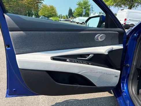 Used 2023 Hyundai Elantra Limited FWD image 17