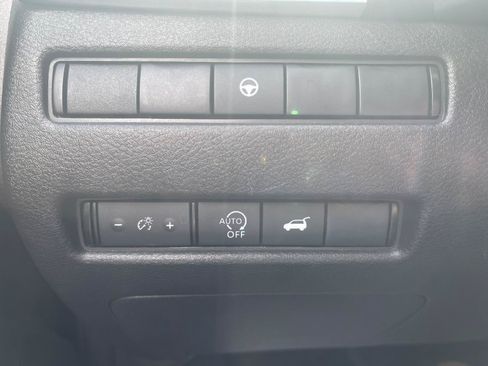 Used 2025 Nissan Rogue SV AWD/4WD image 18