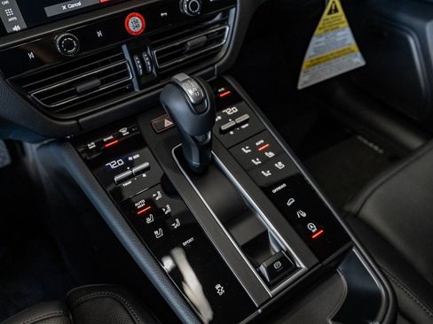 Used 2025 Porsche Macan image 23