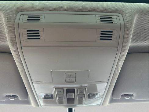 Used 2019 Volkswagen Tiguan SE w/ Panoramic Sunroof Package FWD image 32