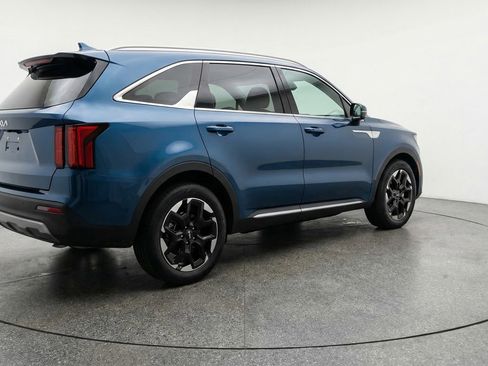 Used 2024 Kia Sorento S image 9