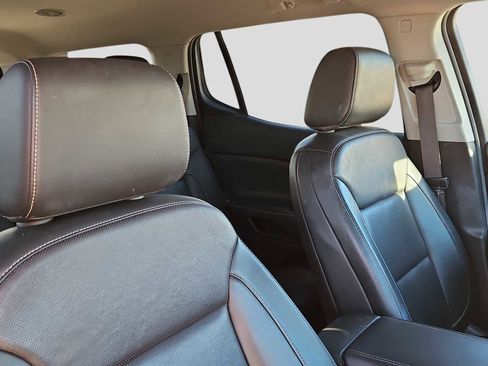 Used 2023 GMC Acadia SLT image 17