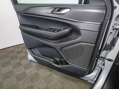 Used 2024 Jeep Grand Cherokee Altitude AWD/4WD image 38