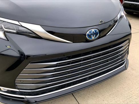 Used 2021 Toyota Sienna Limited image 32