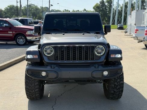 Used 2024 Jeep Gladiator Sport AWD/4WD image 3
