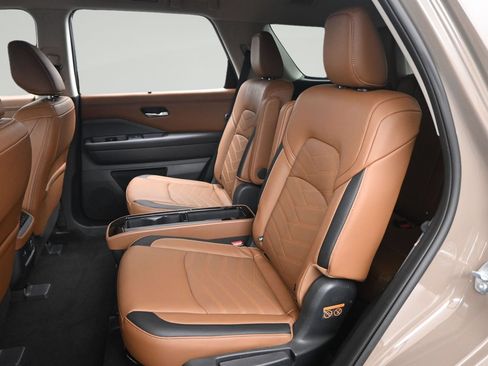 Certified 2024 Nissan Pathfinder Platinum FWD image 11