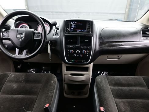 Used 2019 Dodge Grand Caravan SE w/ UConnect Hands-Free Group image 15