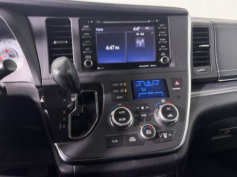 Used 2018 Toyota Sienna SE image 26
