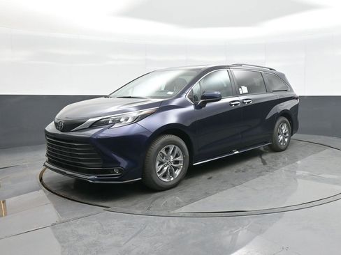 New 2026 Toyota Sienna XLE image 3