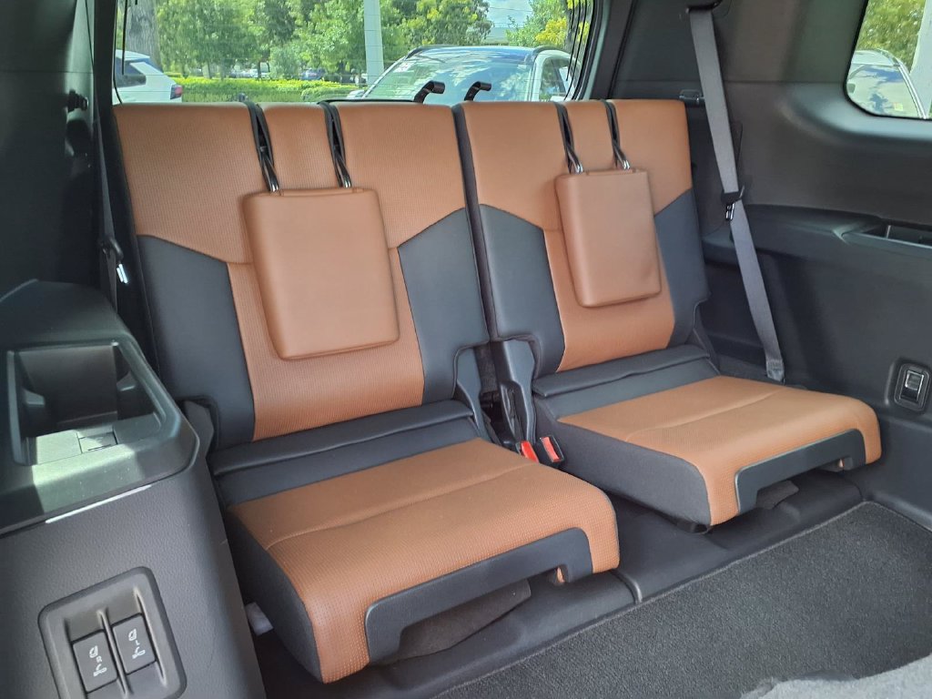 Used 2024 Lexus GX 550 w/ Cold Area Package AWD/4WD image 20