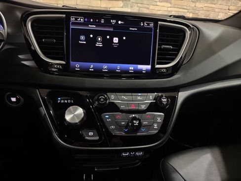 Used 2025 Chrysler Pacifica Select FWD image 17