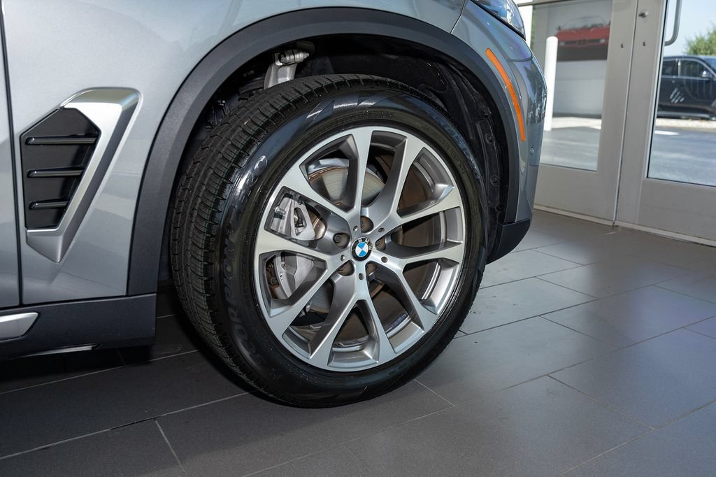 Used 2024 BMW X5 xDrive40i w/ Premium Package AWD/4WD image 4