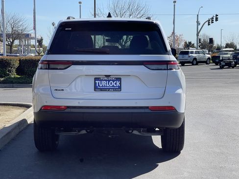 New 2026 Jeep Grand Cherokee Altitude image 8