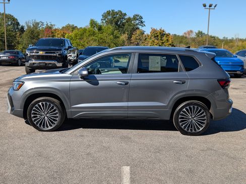 Used 2025 Volkswagen Taos SE image 5