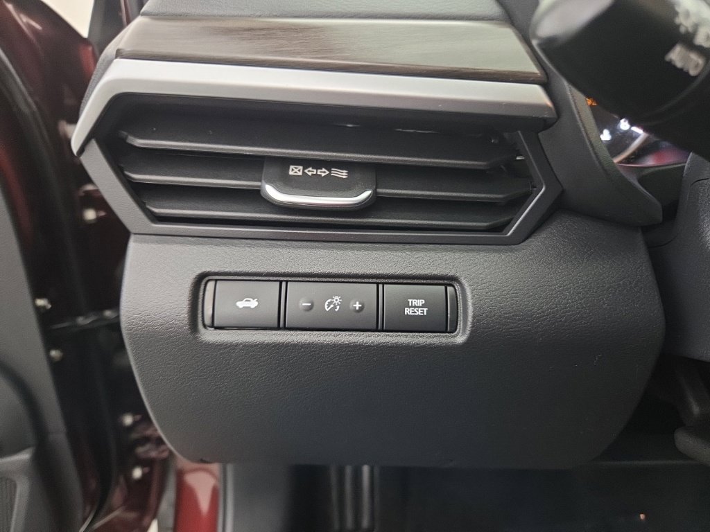 Used 2025 Nissan Altima 2.5 SV FWD image 25
