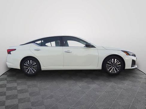 Used 2025 Nissan Altima 2.5 SV FWD image 4