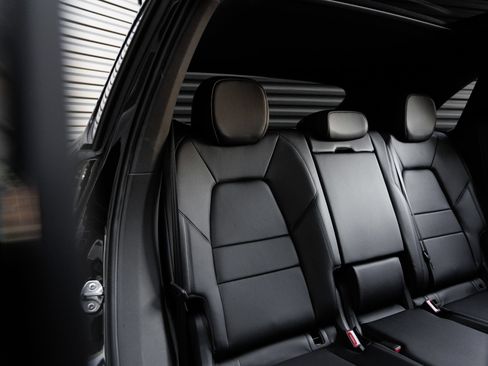 Certified 2024 Porsche Cayenne AWD/4WD image 32