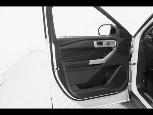 Certified 2022 Ford Explorer Limited w/ Equipment Group 301A image 5