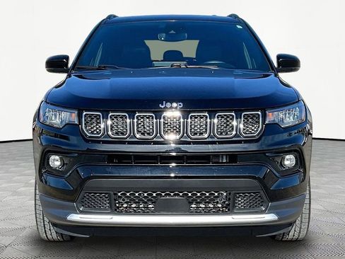 Used 2023 Jeep Compass Limited image 3